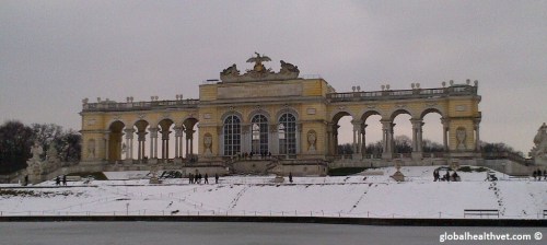 Quick visit of beautiful Vienna...The Schönbrunn park, hunting grounds of the Kaiser where we can find the Gloriette, a ballroom built in 1775.